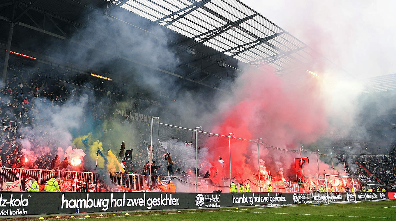 Mit hoher Geldstrafe belegt: Pauli-Anhänger brennen Pyrotechnik gegen den HSV ab © 2019 Getty Images