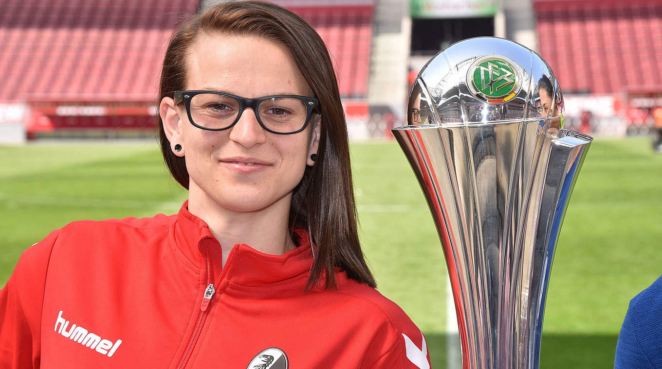 Der Pokal steht ihr gut: Jobina Lahr steht mit Freiburg im Finale und will den Cup © imago images / Horst Galuschka