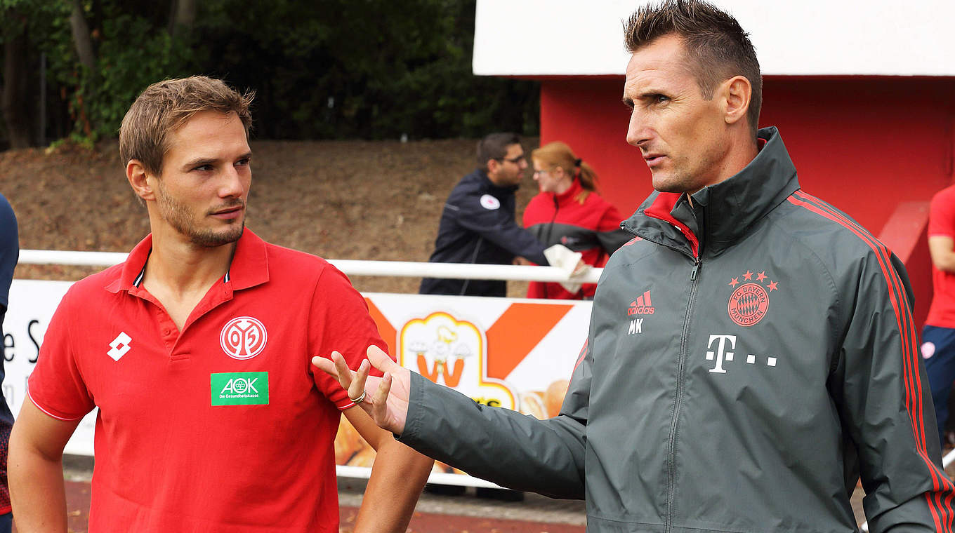 Wiedersehen im Rückspiel: Bayern-Trainer Klose (r.) und Mainz-Coach Hartung © imago/Martin Hoffmann