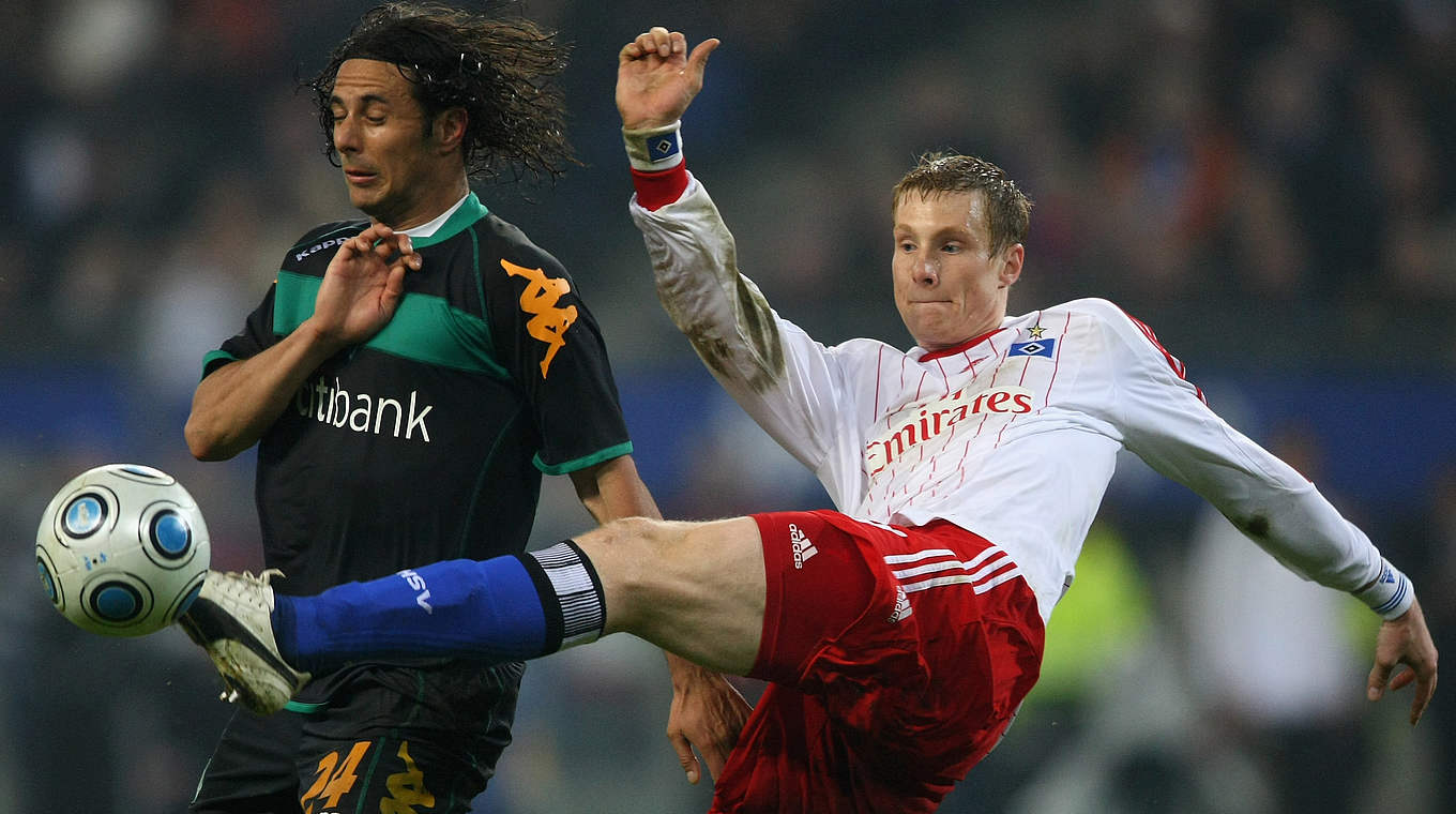 Nordderby in 2009. Jansen fighting for the ball with Werder's Claudio Pizarro.  © 2009 Getty Images