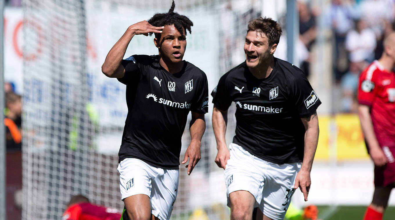 Riesenjubel an der Bremer Brücke: Der VfL Osnabrück ist nach acht Jahren Drittklassigkeit wieder in die 2. Bundesliga aufgestiegen. Die Lila-Weißen feierten mit dem 2:0-Heimsieg gegen den VfR Aalen am 34. Spieltag den 21. Saisonsieg - den sechsten in Serie. Mit 73 Punkten ist das Team von Daniel Thioune nicht mehr von den ersten beiden Plätzen zu verdrängen. © imago images / Noah Wedel