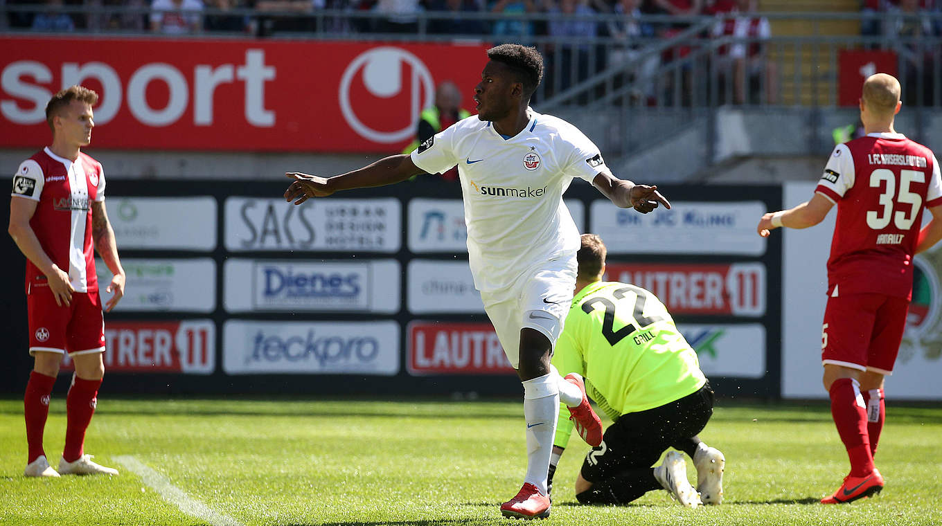 Gefeierter Spieler im Fritz-Walter-Stadion: Rostocks Doppeltorschütze Biankadi (M.) © imago images / Thomas Frey