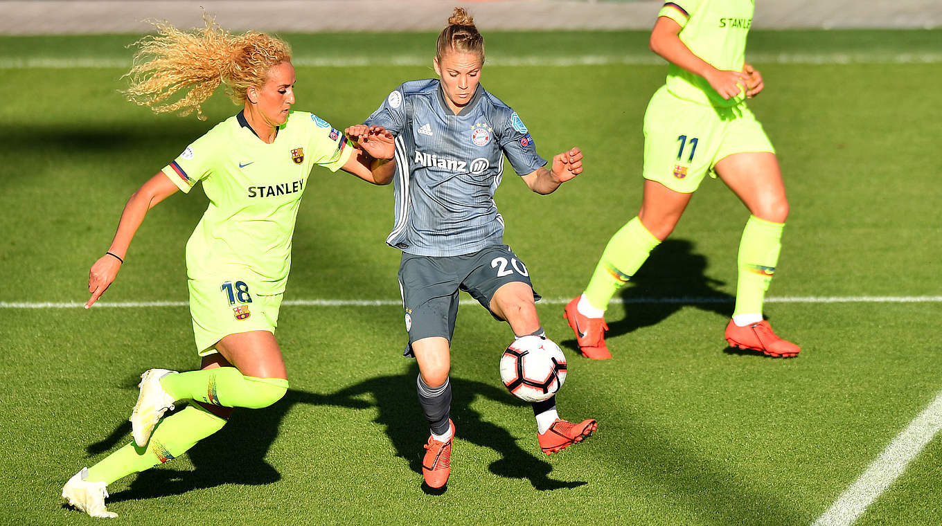 Musterbeispiel: Barca-Torschützin Kheira Hamraoui (l.) greift Leonie Maier früh an © Getty Images