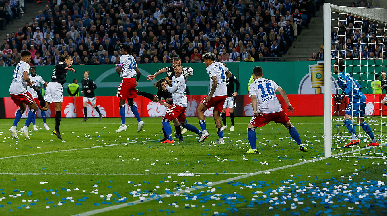 Yussuf Poulsen (3. from l.) scores to make it 1-0 for Leipzig against HSV.  © GettyImages