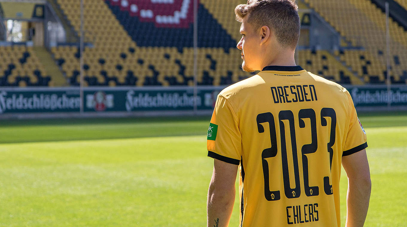Erster Profivertrag: Kevin Ehlers unterschreibt bei Dynamo Dresden bis 2023 © imago images / Steffen Kuttner