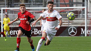 Drittes Duell in dieser Saison: Freiburgs Philipp Treu und Stuttgarts Leon Dajaku (v.l.) © imago images / Pressefoto Baumann