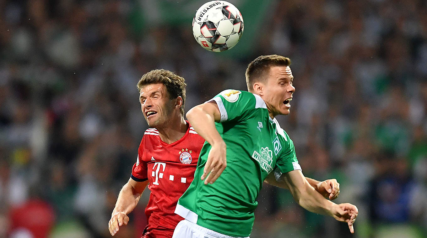 Müller challenges for a header in FC Bayern's 3-2 win in Bremen. © Getty Images