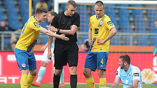 Muss fünf Wochen aussetzen: der Braunschweiger Robin Tim Becker (l.) © imago images / Hübner