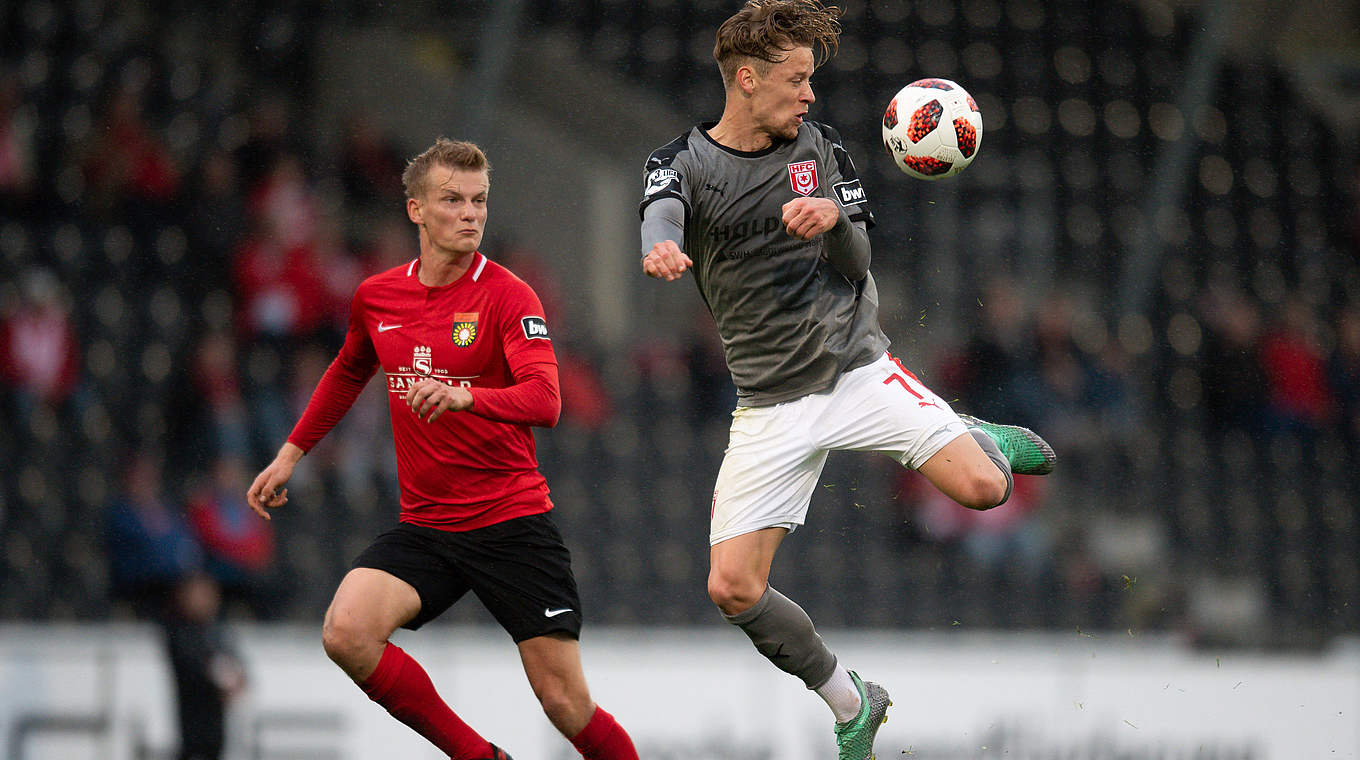 Artistisch: Halles Bentley Baxter Bahn (r.) sichert den Ball vor Dan-Patrick Poggenborg © Getty Images