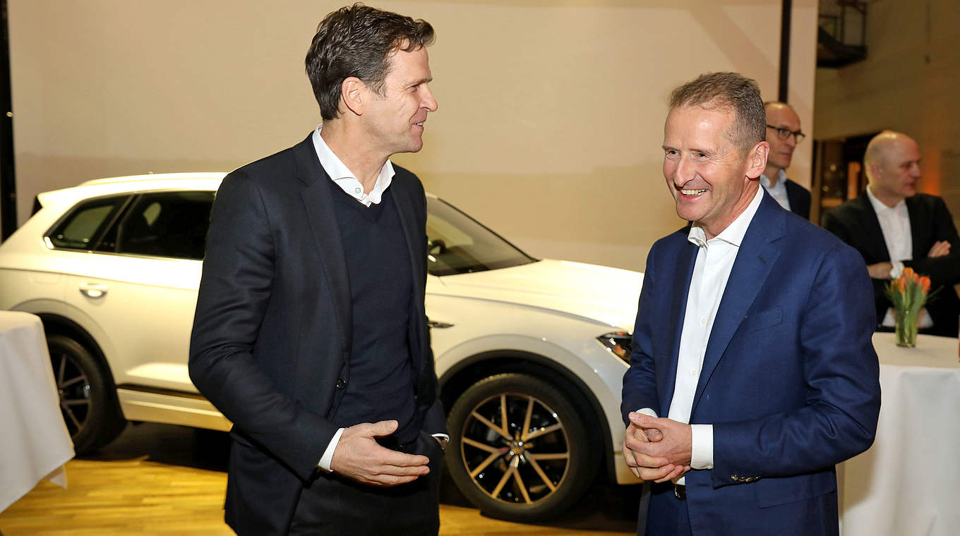 Oliver Bierhoff (l.) mit dem VW-Vorstandsvorsitzenden Dr. Herbert Diess © www.photodesign-wolfsburg.de