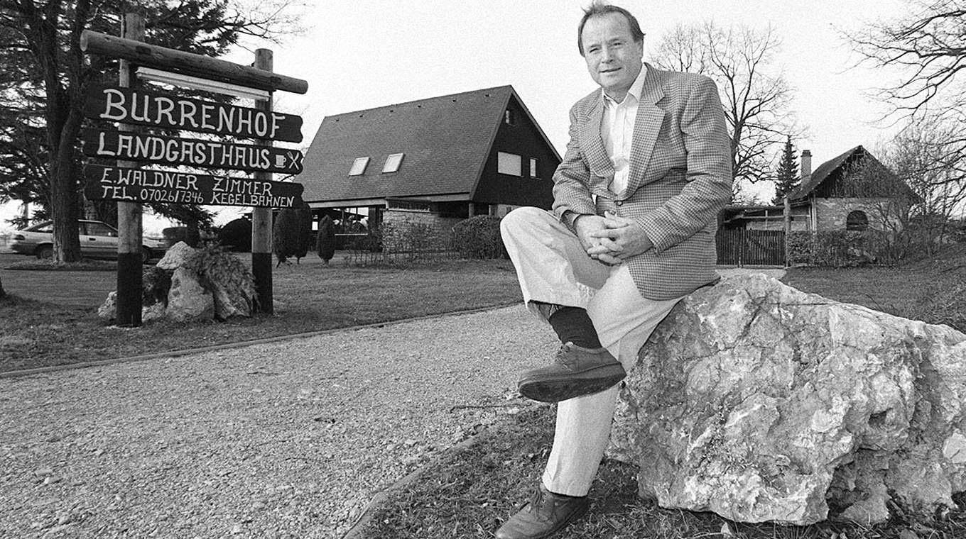 Leben nach dem Fußball: Erwin Waldner vor dem Burrenhof im Landkreis Esslingen © imago sportfotodienst