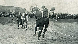Mit vier Zuschauern gegen Belgien: Die Nationalmannschaft verliert 1910 0:3 © DFB-Archiv Nachlass Peco Bauwens Fotosammlung B_327 - Länderspiel D-BEL 16.05.1910 (002)