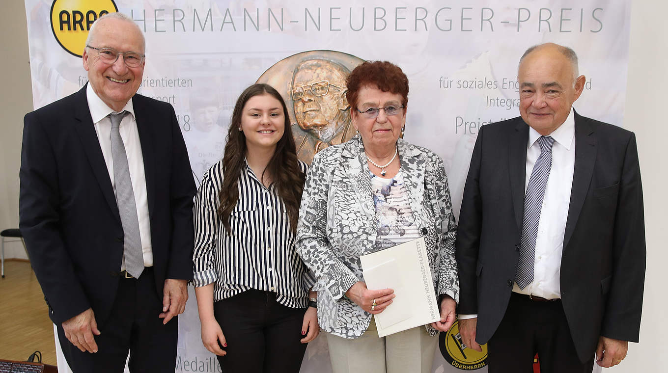 Preis für soziales Engagement und Integration für den TV Beckingen: Harald Klyk, Filiz Erdogdu, Anita Jenal and Bernhard Bauer (v.l.n.r.) © 2019 Getty Images