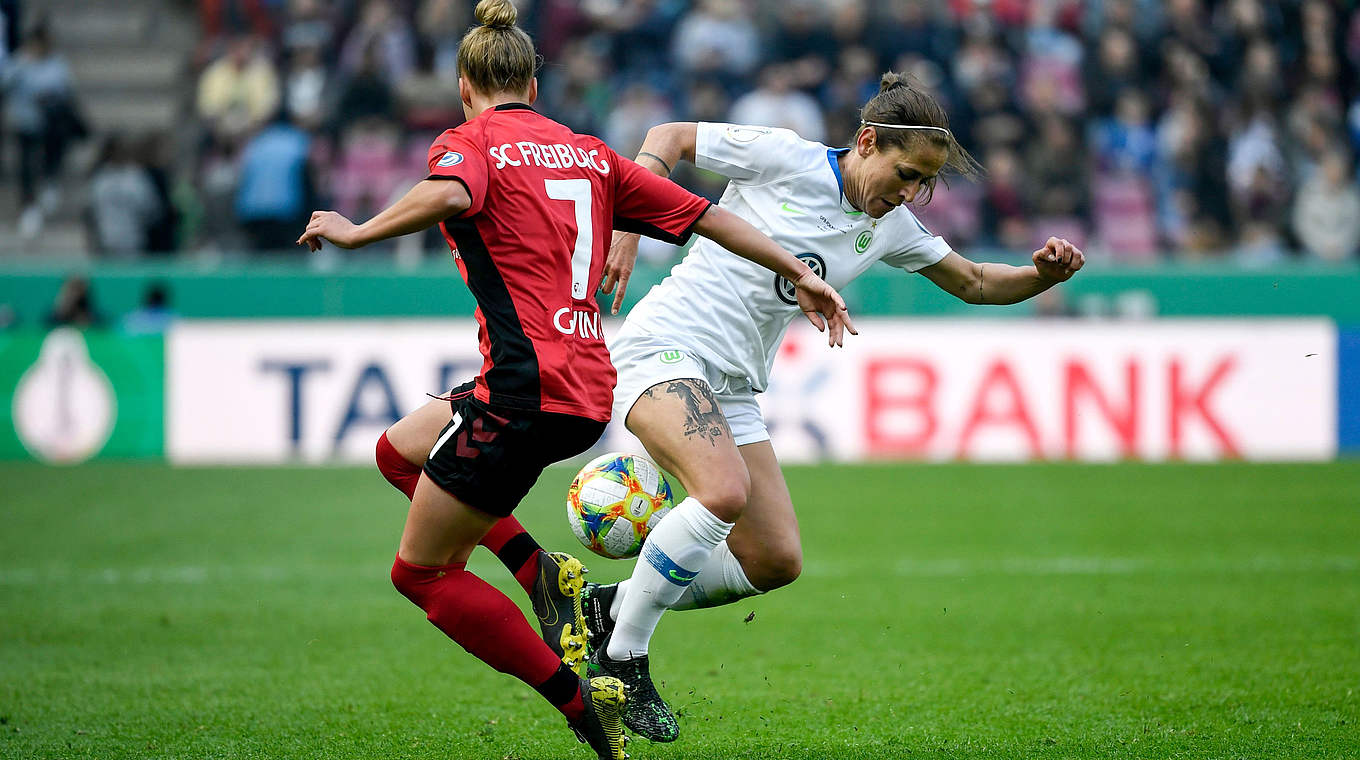Gestoppt: Wolfsburgs Anna Blässe (r.) im Zweikampf mit Giulia Gwinn © AFP/Getty Images