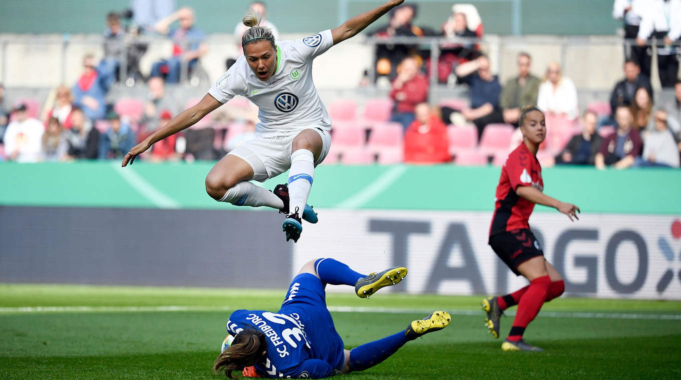 Freiburg's Lena Nuding denies Zsanett Jakabfi © AFP/Getty Images