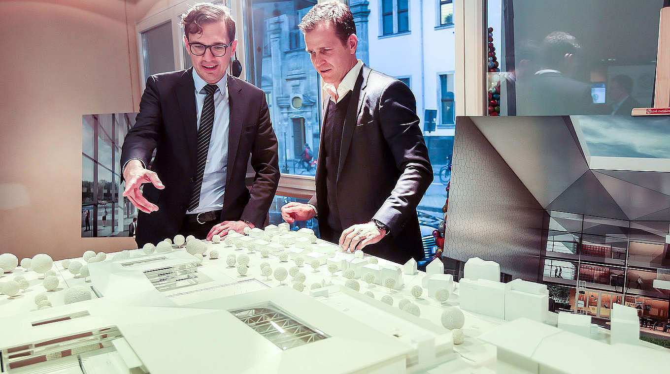 Curtius (l.) and Bierhoff: "Administration and sport will work together under one roof." © 