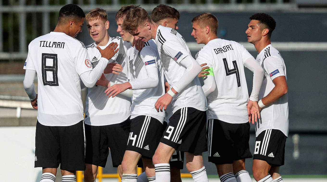 Freude über den Führungstreffer: Das deutsche Team klatscht sich ab © imago images / Inpho Photography
