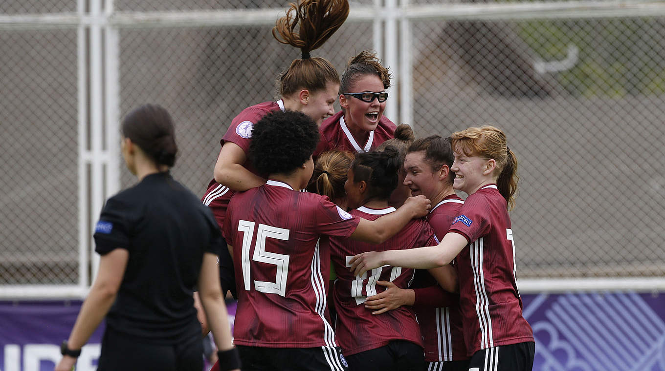 Viermal Jubel in Albena: Die U 17-Juniorinnen starten mit einem klaren Sieg © Getty Images