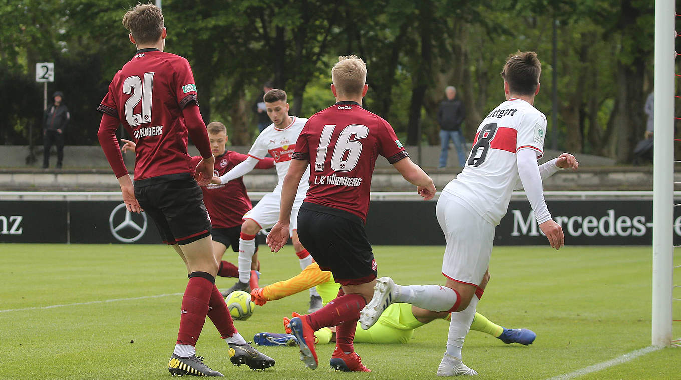 Treffsicher: U 18-Nationalspieler Leon Dajaku (3.v.l.) verhilft Stuttgart zum Sieg © imago images / Sportfoto Rudel