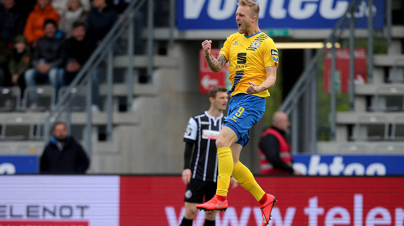 Gefeierter Mann in Aalen: Braunschweigs Dreifachtorschütze Philipp Hofmann (o.) © imago images / DeFodi