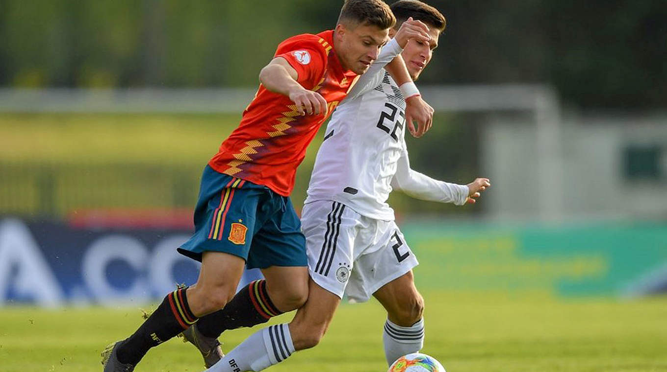 Im Duell mit Spaniens German Valera: Mehmet-Can Aydin (r.) © UEFA/Sportsfile