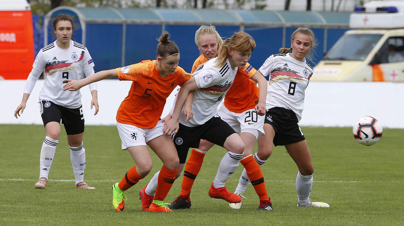 Kein Durchkommen: Natasha Kowalski (M.) scheitert an der Holland-Defensive © 2019 Getty Images