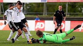 Beherzt zugegriffen: Oranje-Keeper Mikki van Sas (r.) ist vor Lucas Copado am Ball © 2019 Getty Images