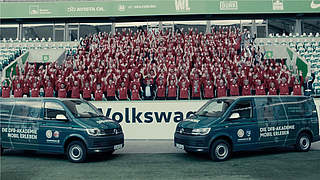 DFB-Mobil-Schulung in der VW-Arena in Wolfsburg: 270 Teamer und zwei Autos © DFB-TV