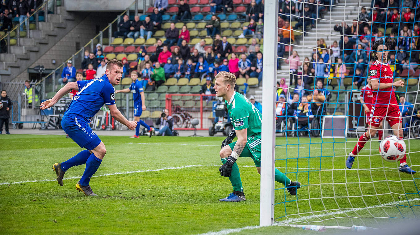 Vor dem letzten Spieltag: Pourié (l.) erzielte diese Saison bisher 22 Tore © imago images / Carmele/tmc-fotografie.de