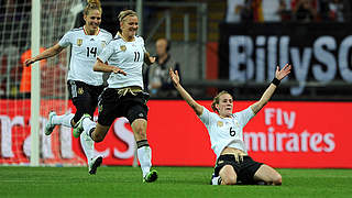 Unvergessen: Simone Laudehr (r.) trifft bei der Heim-WM gegen Nigeria © GettyImages