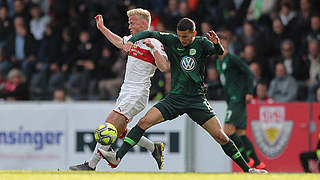 Enges Spiel: Stuttgarts Per Lockl (l.) und Soufiane Messeguem vom VfL im Zweikampf  © Getty-Images