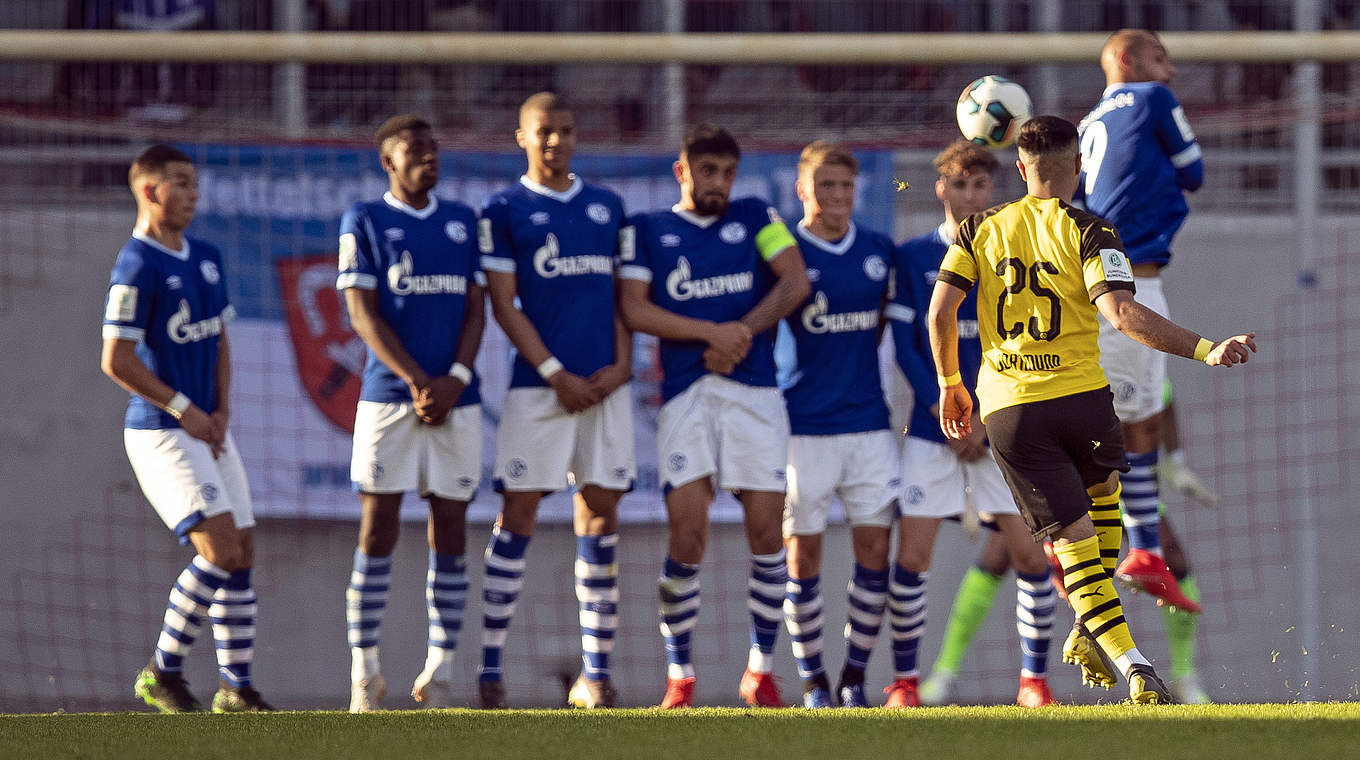 Das 2:1 für den BVB: Emre Aydinel (r.) trifft per Freistoß ins Netz © Getty Images