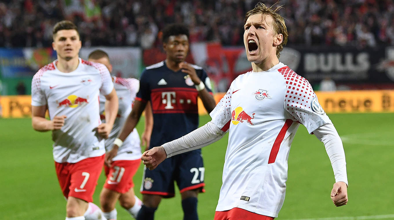 Führung in Unterzahl: Emil Forsberg (r.) trifft per Foulelfmeter für Leipzig gegen Bayern
 © Imago