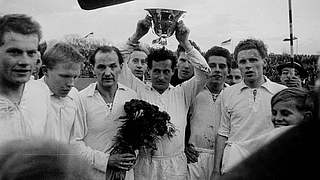 Größter Erfolg der Vereinsgeschichte: Schwarz-Weiß Essen gewinnt 1959 den Pokal © imago/Horstmüller