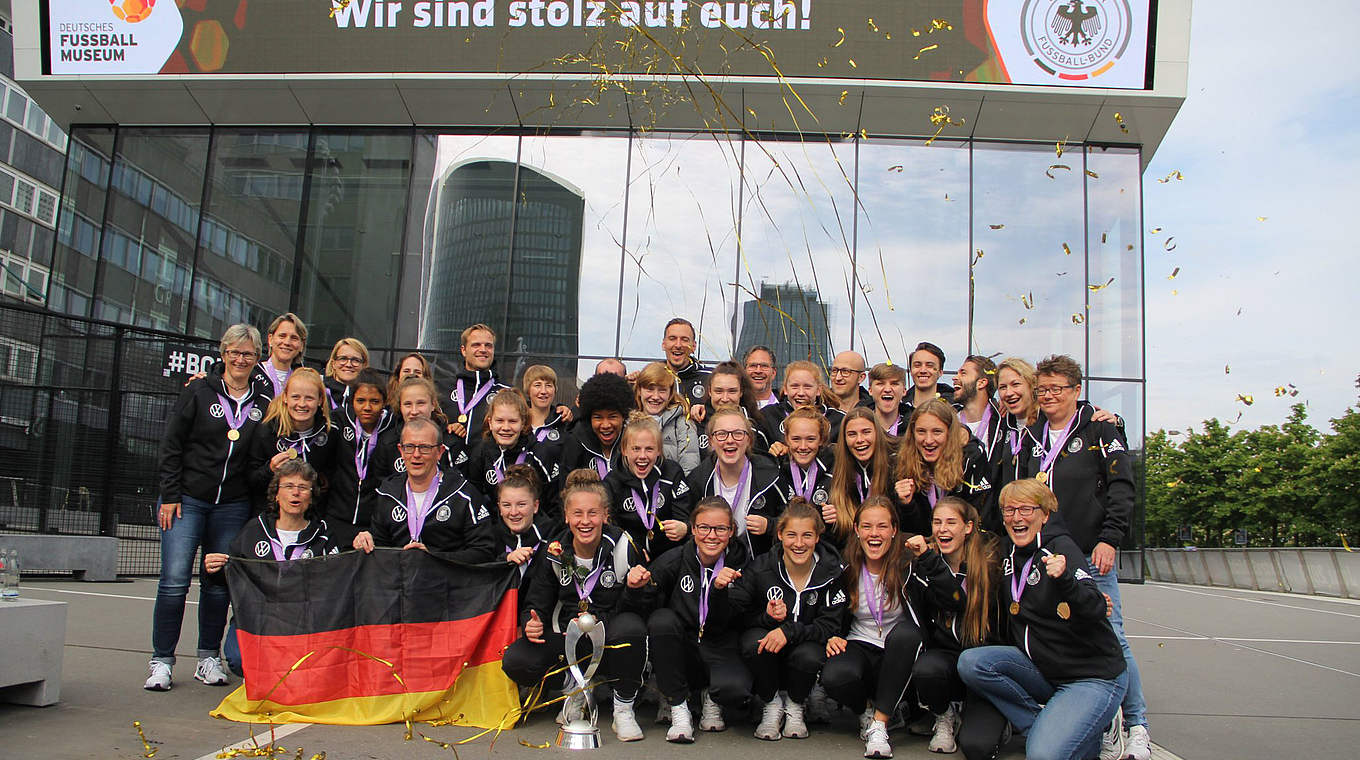 "Wir sind stolz auf euch": U 17-Europameisterinnen beim Empfang in Dortmund  © DFB
