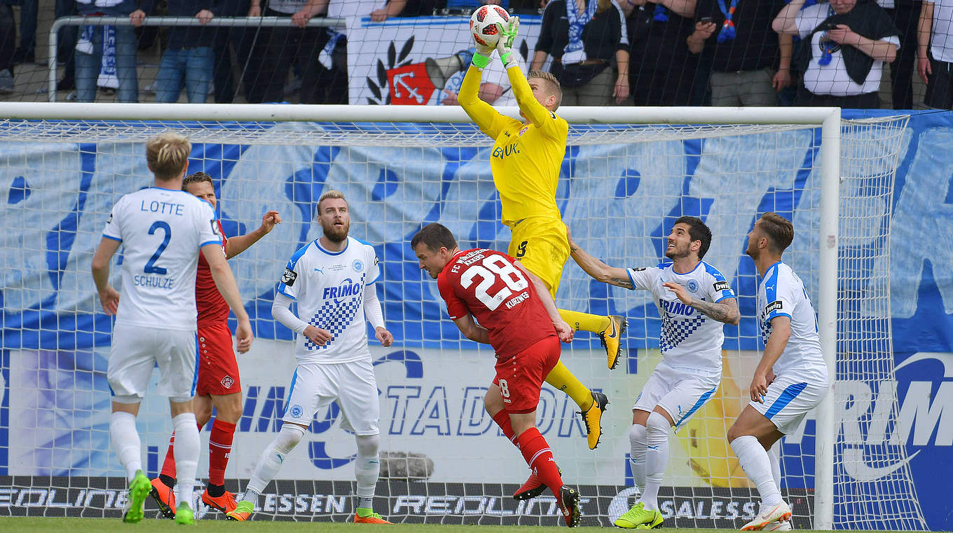 Lotte gegen Würzburg: Würzburgs Keeper Eric Verstappen pariert sicher © imago images / Eibner