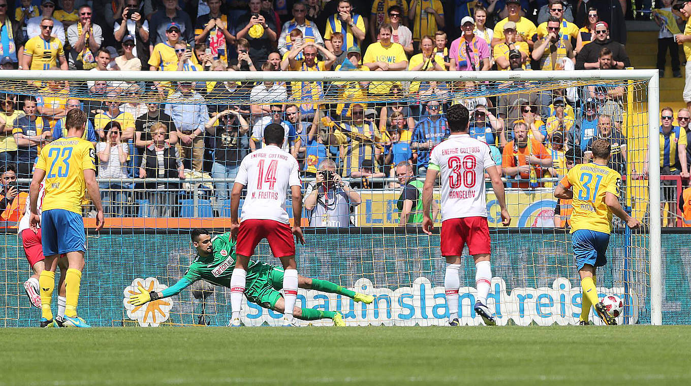 Trifft vom Elfmeterpunkt: Braunschweigs Marc Pfitzner © imago images / Hübner