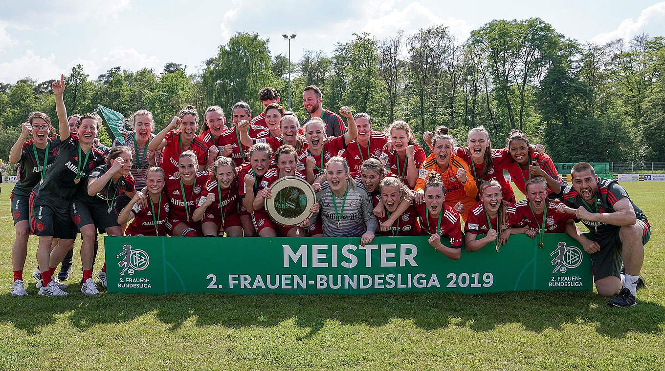"Mia san Meister der 2. Frauen-Bundesliga": Die "Zweite" von Bayern München jubelt © Jan Kuppert