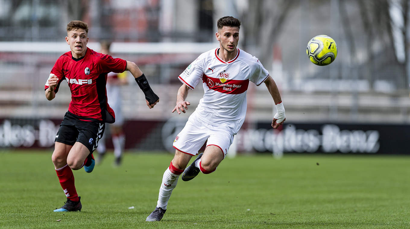 Traf im Halbfinale gegen Freiburg zweimal: Stuttgarts Leon Dajaku (r.) © 2019 Getty Images