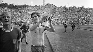 Vier Mal DFB-Pokalsieger mit Bayern München: Gerd Müller (r.) hier mit dem Pokal 1969 © imago/WEREK