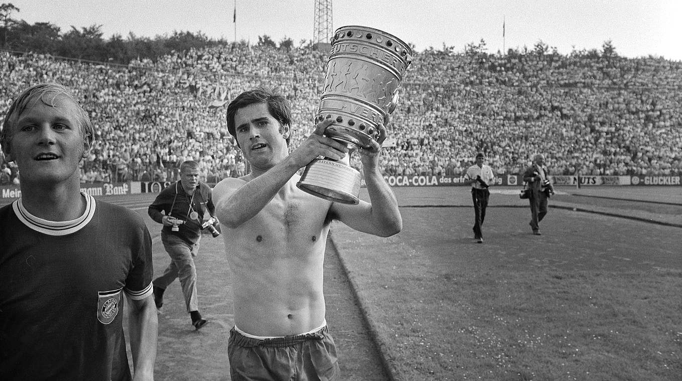 Vier Mal DFB-Pokalsieger mit Bayern München: Gerd Müller (r.) hier mit dem Pokal 1969 © imago/WEREK