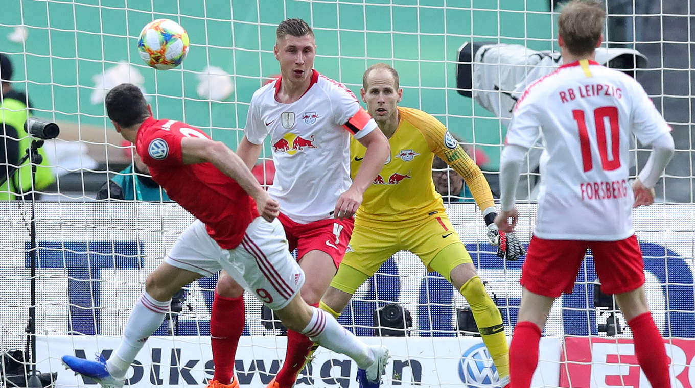 Artistischer Führungstreffer: Lewandowski (l.) zeigt beim Kopfball seine ganze Klasse © 2019 Getty Images