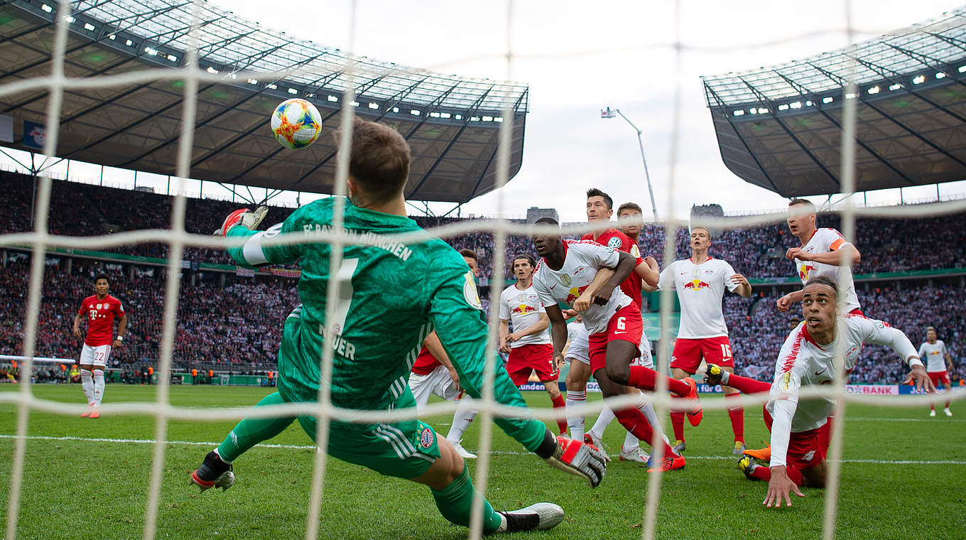 Glanztat: Manuel Neuer (v.) pariert gegen Yussuf Poulsens Kopfball © 2019 Getty Images