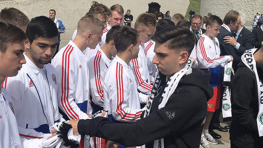 Bei der Deutsch-Russischen Fußballwoche übergibt die deutsche U 18 Freundschaftsschals an die russische U 18 © DFB