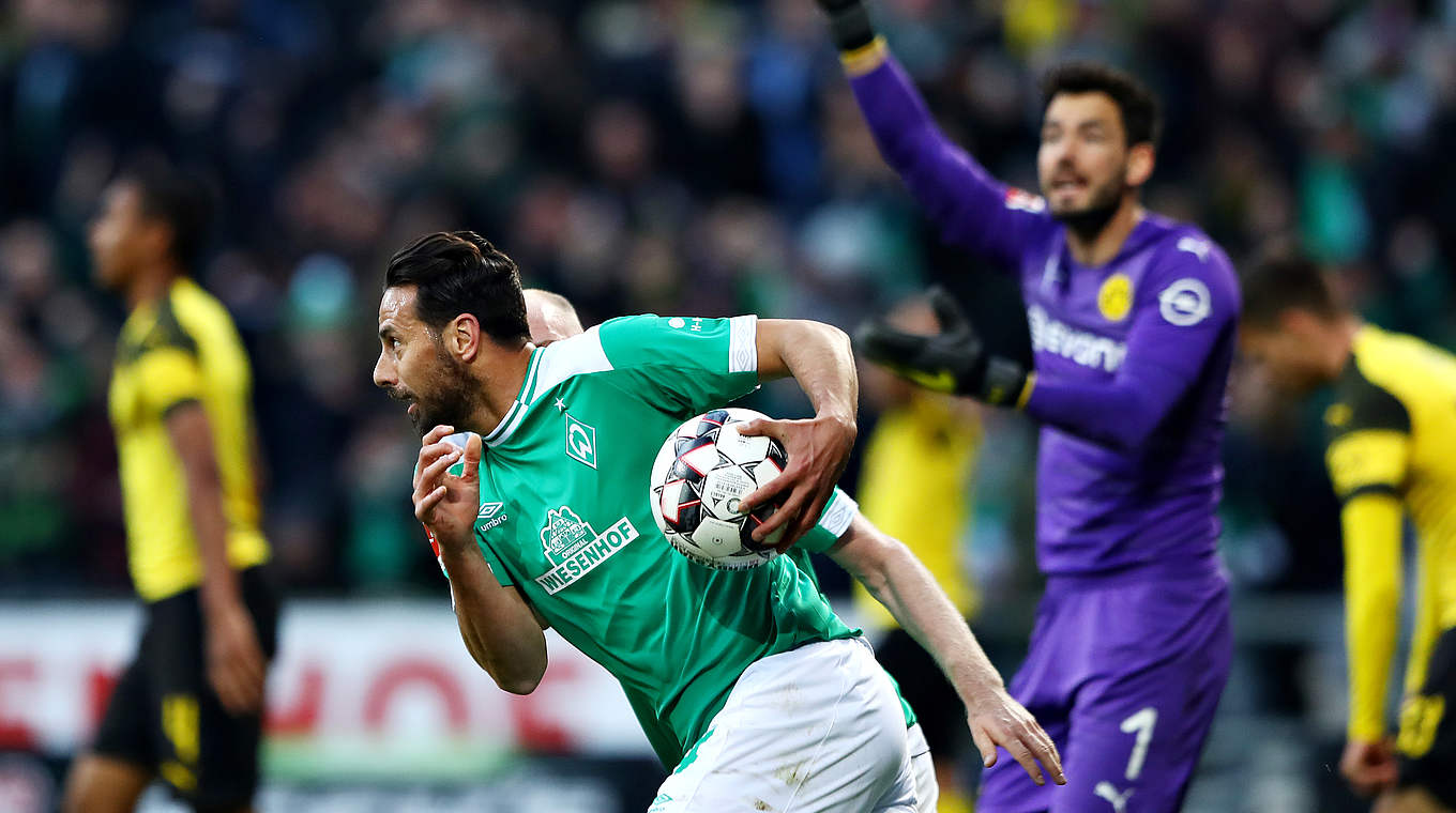 Zweitältester Pokal-Torschütze: Bremens Claudio Pizarro netzt gegen den BVB © 2019 Getty Images