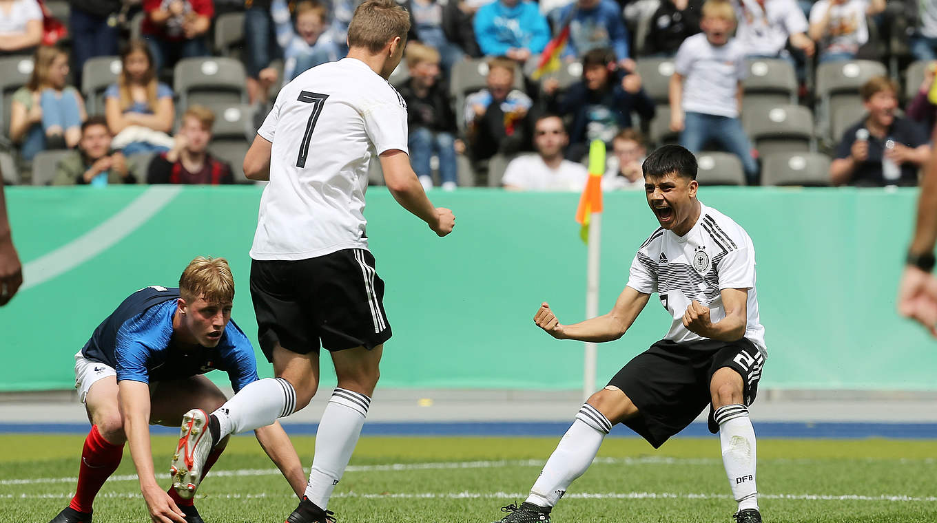 Der Torschütze wird bejubelt: Lasse Günther (Nr. 7) lässt sich feiern © 2019 Getty Images