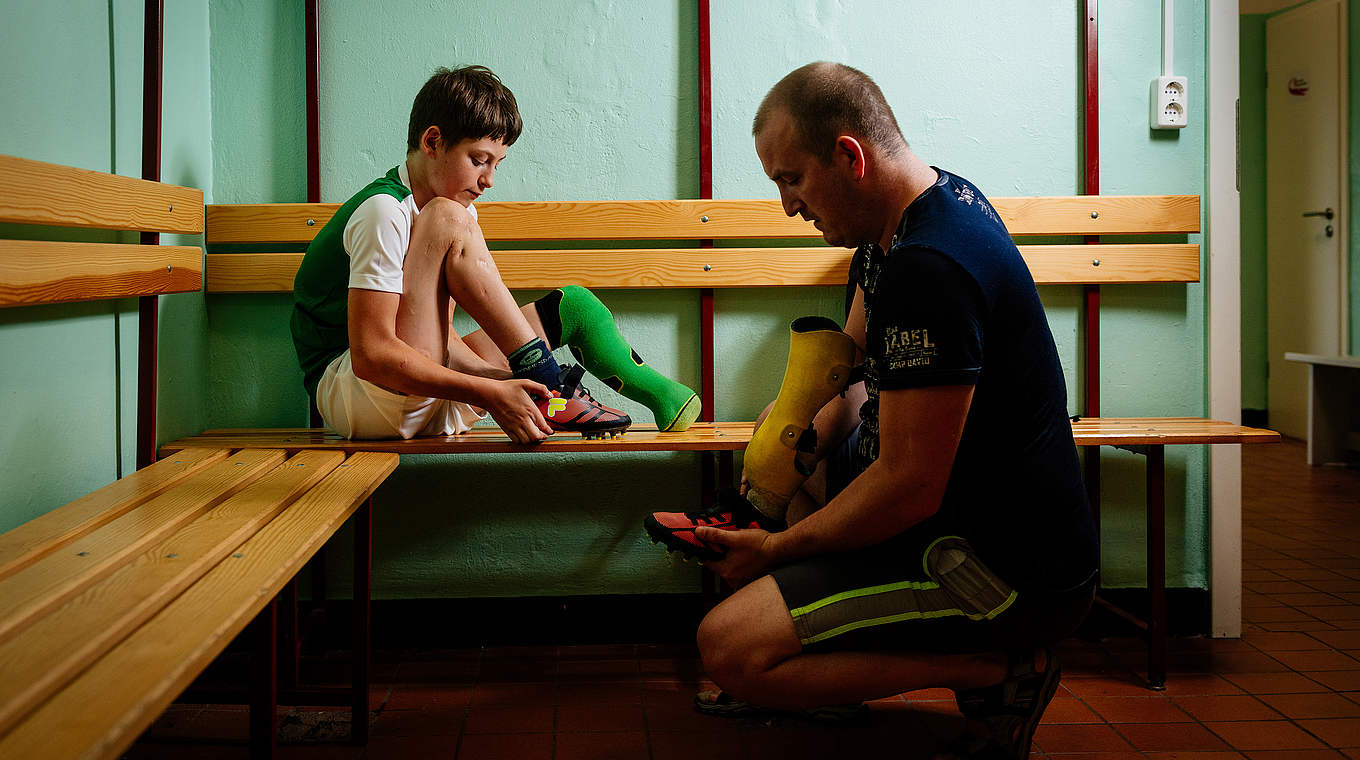 Das "Sportfoto des Jahres": Simon Seyfarth bekommt seine Fußprothese angelegt © Steve Bauerschmidt