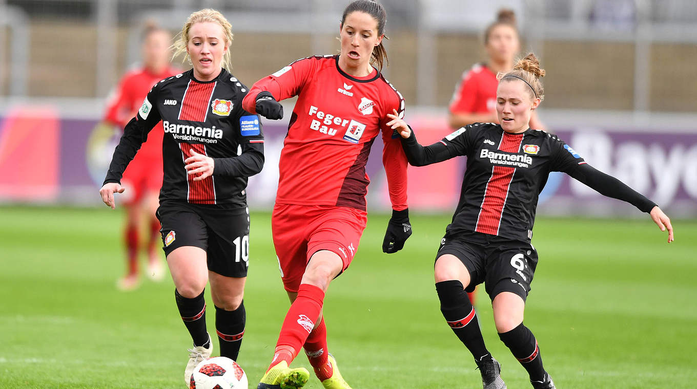 Im Duell gegen ihren neuen Klub: Leverkusens Zugang Milena Nikolic (M.) © imago images / foto2press