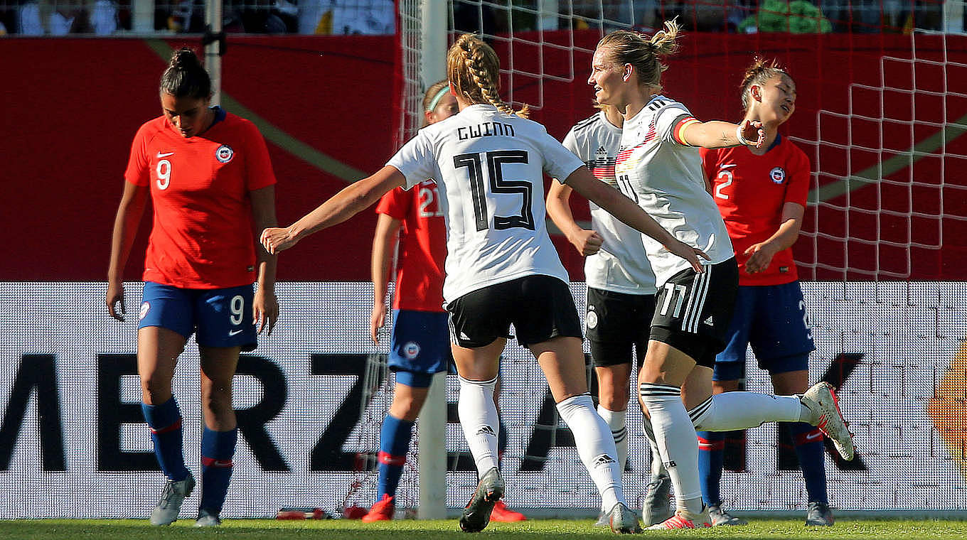 Alexandra Popp puts Germany into the lead.  © 