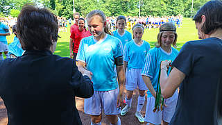 Ehrt die Gewinnerinnen aus Württemberg: DFB-Trainerin Bettina Wiegmann (r.) © GettyImages